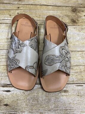 NWOT Cuoieria Fiorentina Light Gray Floral Leather Cross-Strap Sandals Size 6